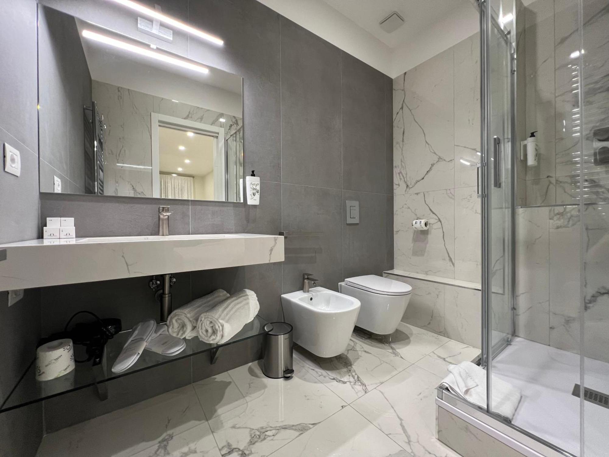 Vittoria's Luxury Rom